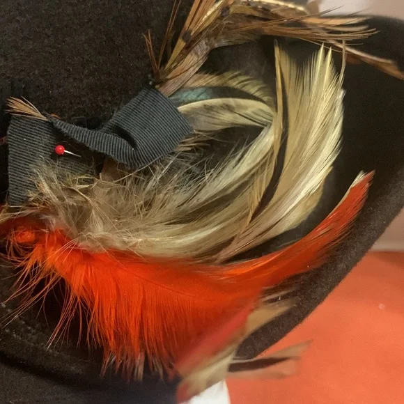 RARE… Vintage Mr John Jr Brown feathered hat made in Italy Mr John Classic Vintage Hat Austria Brown Felt Faux Fur Roll  main image 3